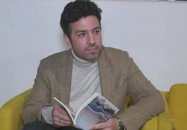 El autor, durante la presentación.