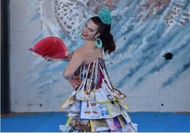 Las alumnas han utilizado materiales reciclados para un desfile inspirado en los océanos y los problemas de contaminación que provocan los residuos.