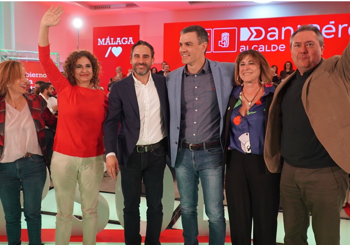 Jabato, situada entre Sánchez y Espadas, durante la presentación de la candidatura de Pérez.