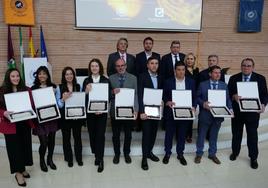 Los premiados, con el vicerrector de Empresa y Transformación Digital, Javier López, y el decano, Antonio Guevara.