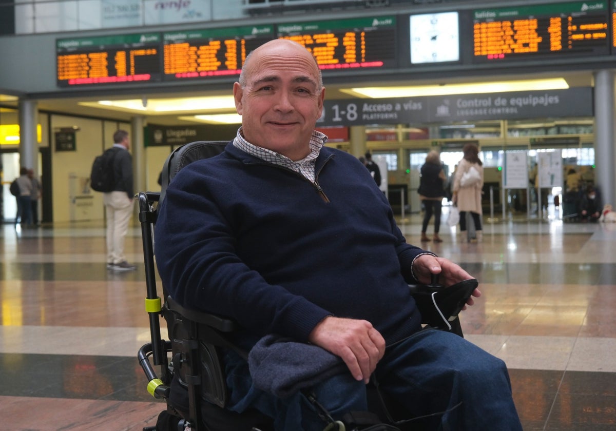 Alfredo de Pablos, en la estación María Zambrano de la capital.