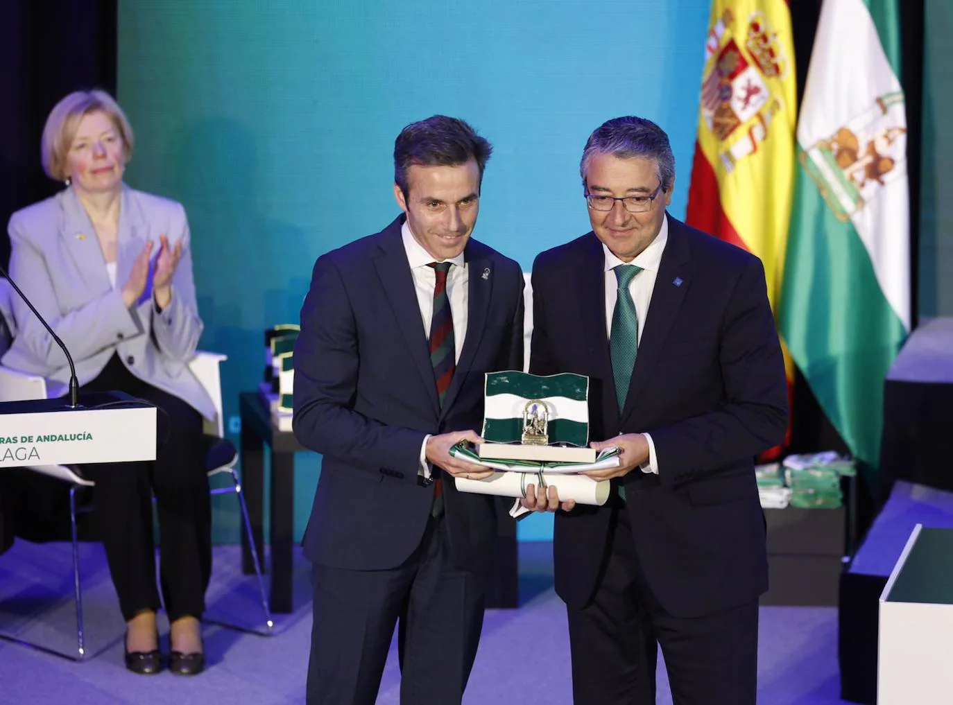 El presidente de la Diputación de Málaga entrega un galardón a Francisco Ruiz Arrocha, presidente de la Agrupación de Hermandades y Cofradías de Ronda