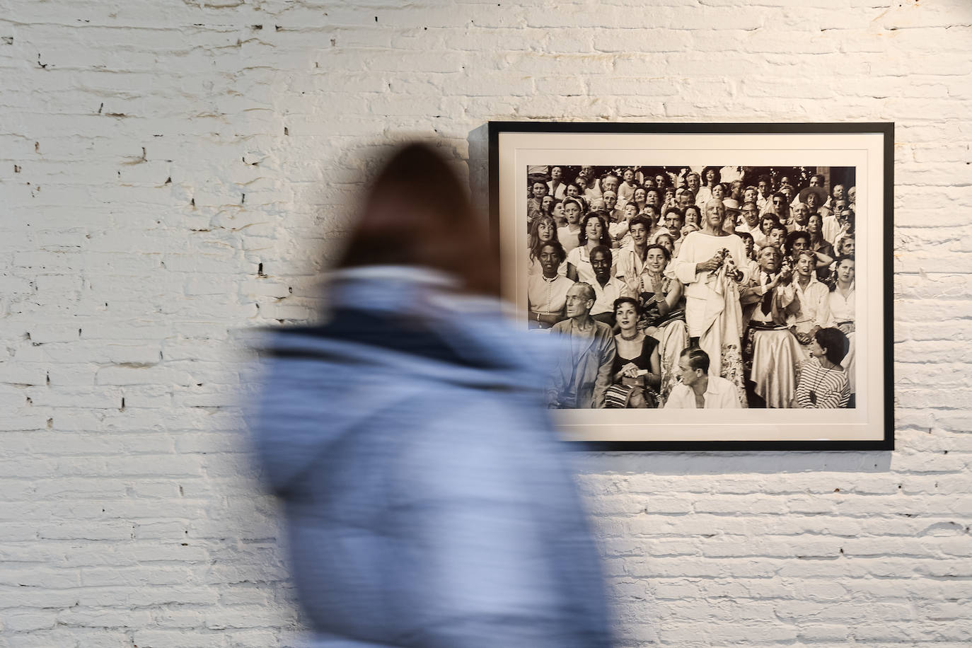 Picasso, en el tendido de una plaza, en una foto de Edward Quinn que se exhibe en el Centro Cultural La Malagueta.