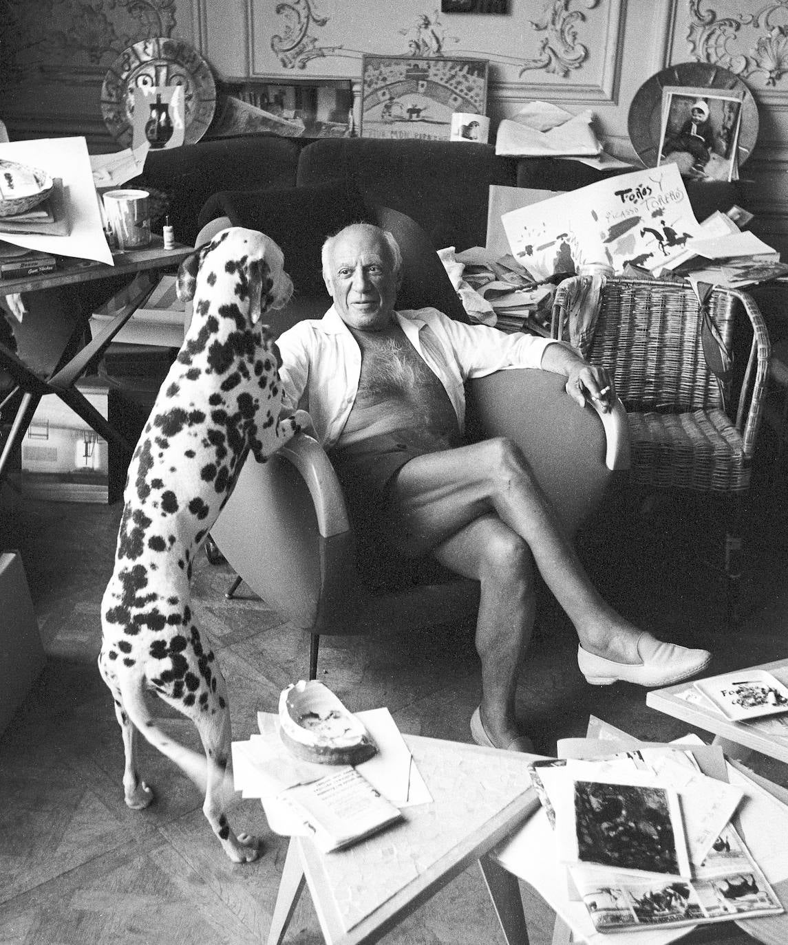 Picasso, junto a uno de sus perros, un dálmata. 