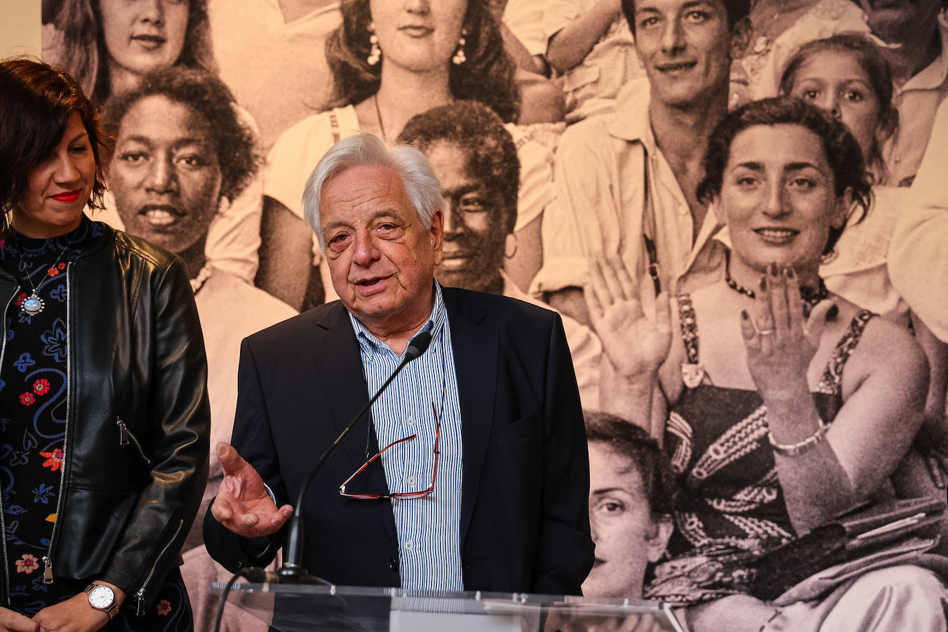 Wolfgang Frei, sobrino del fotógrafo y director del Archivo Quinn, en la inauguración. 