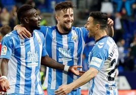 Genaro, en el centro, abraza a Lago Junior y Rubén Castro en el pasado Málaga-Zaragoza.