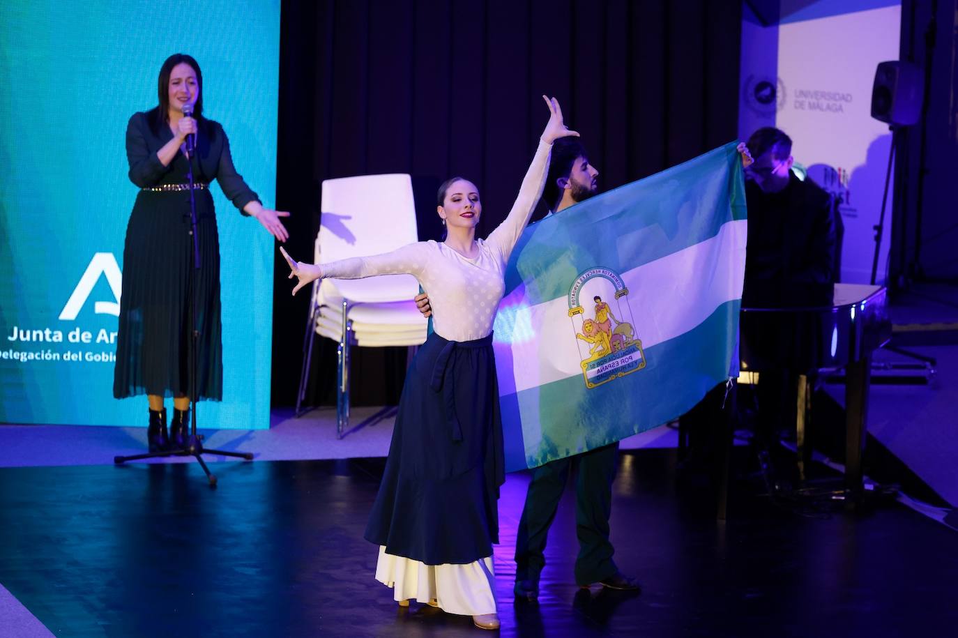 La cantante rondeña María Villalón interpreta una de sus canciones durante el acto.