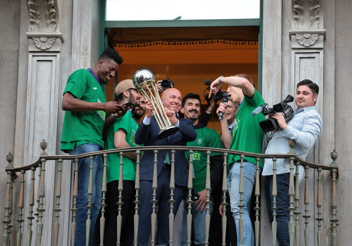 Los jugadores junto al presidente del club, Antonio López Nieto, en la sede de Unicaja Banco.