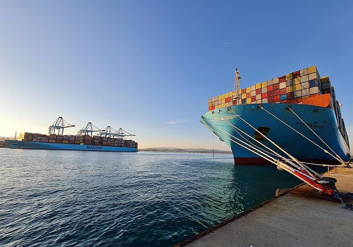 Barcos cargados de contenedores en el puerto de Algeciras, principal puerta de salida de las exportaciones andaluzas.