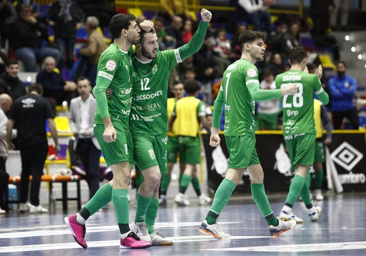 El BeSoccer UMA Antequera celebra el gol de Cobarro en el partido.