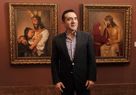 Antonio Montiel, junto a dos de sus pinturas cofrades.