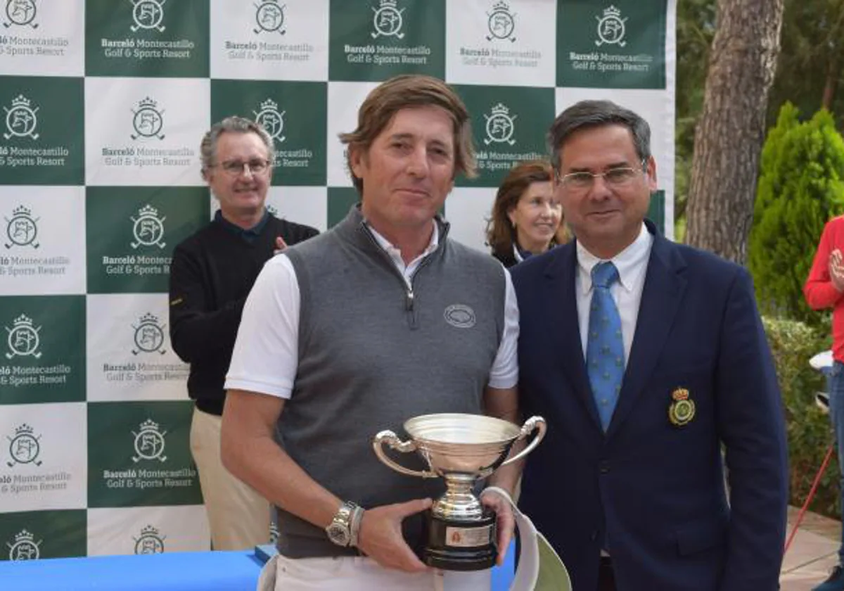 Jacobo Cestino, junto al presidente de la Federación Andaluza de Golf, Pabo Mansilla.