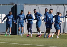 Jugadores del Málaga se ejercitan durante un entrenamiento reciente.