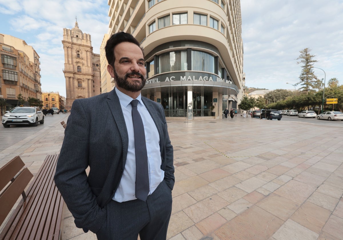 González posa a las puertas del hotel.