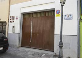 Puerta de la cochera en Armilla (Granada) donde permaneció secuestrada el pasado martes la concejala Vanessa Romero.