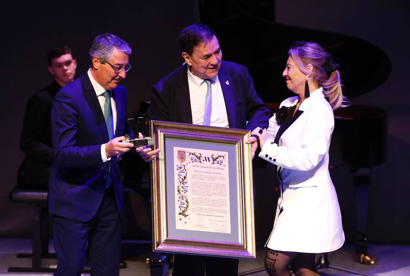 El periodista de Sur Pedro Luis Gómez recibe el reconocimiento de manos de Francisco Salado y Carolina España.