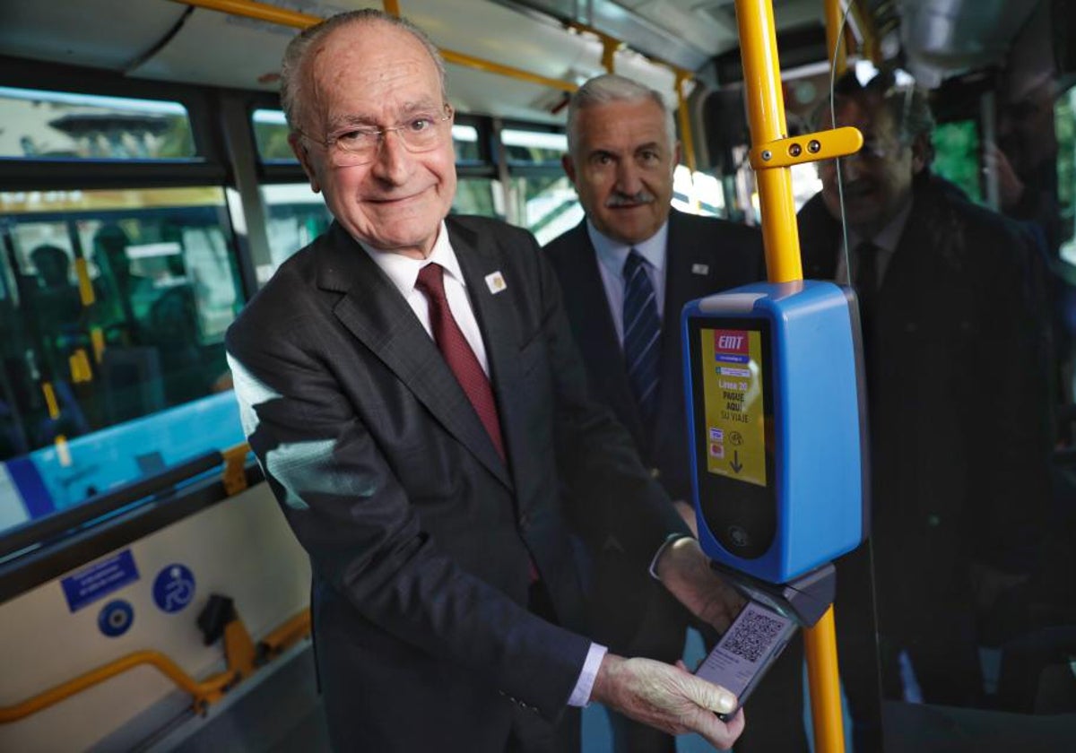 Francisco de la Torre y José del Río estrenan el pago con código QR en un bus de la EMT.