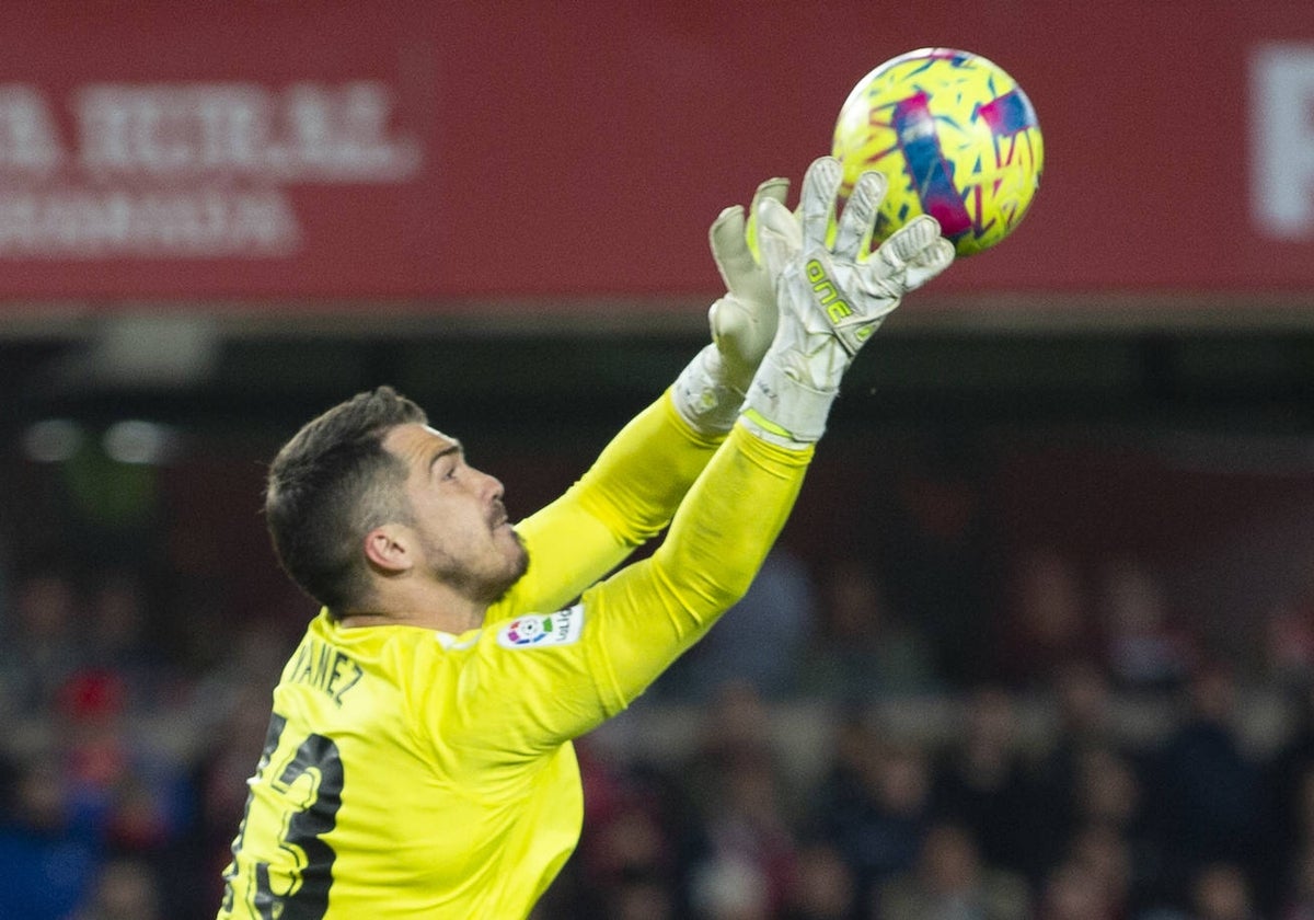 Rubén Yáñez ataja el balón por alto.