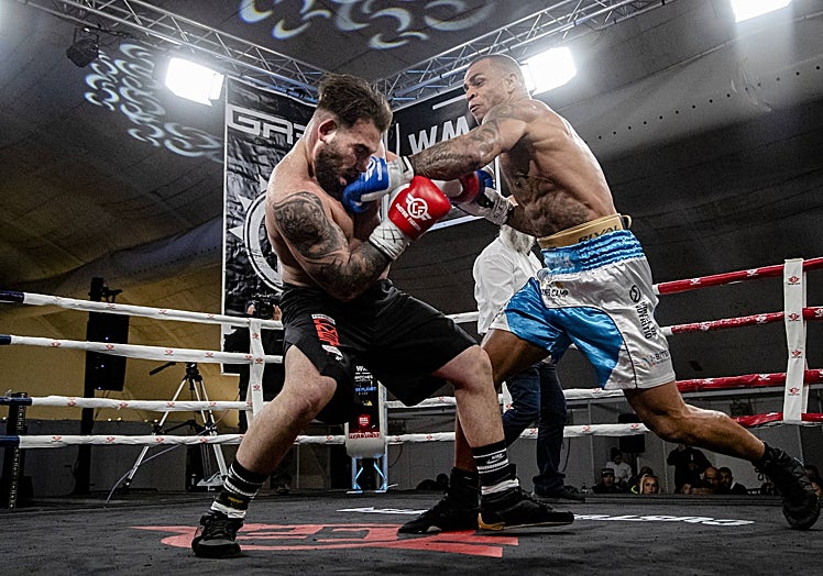 Joe Sheriff (azul y blanco) ante Nicolás Holcapfel.