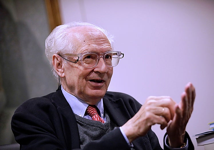 El académico, en un momento de la entrevista.