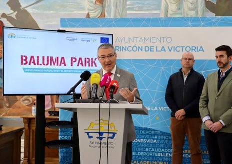 Imagen secundaria 1 - Arriba y abajo a la derecha, dos imágenes del futuro espacio de ocio y esparcimiento en La Cala del Moral, y abajo a la izquierda, el alcalde, este miércoles en la presentación del proyecto.