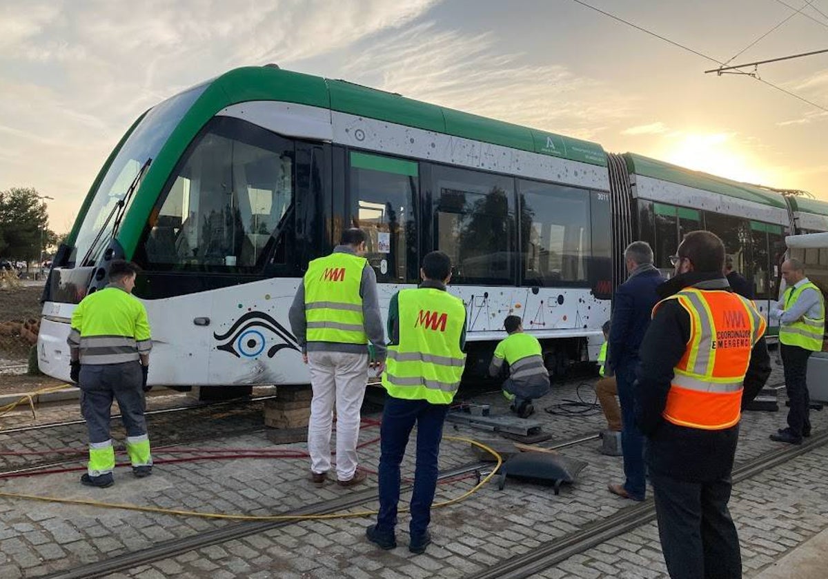 Trabajadores del metro revisan un convoy tras un accidente.