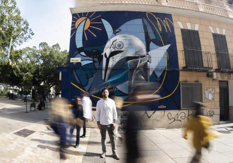 Imagen del artista urbano Belin delante del nuevo mural que promociona la serie 'The Mandalorian'.