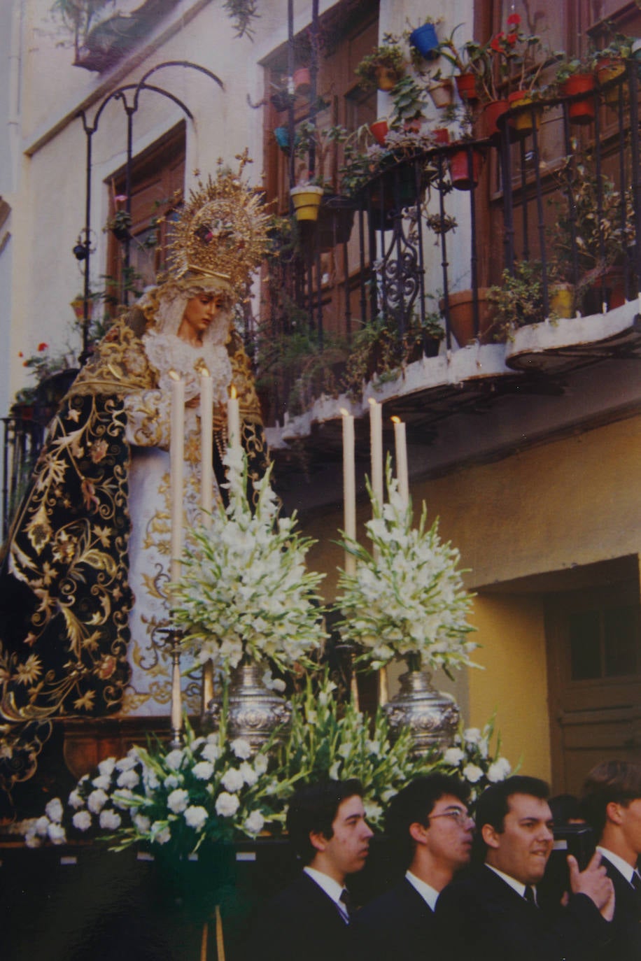 La actual imagen de la Virgen de Lágrimas y Favores es obra del imaginero Antonio Joaquín Dubé de Luque, realizada en 1982. En la fotografía, tomada en 1995, se puede observar cómo salía a la calle esta Dolorosa en rosario de la aurora en la madrugada del Domingo de Ramos.