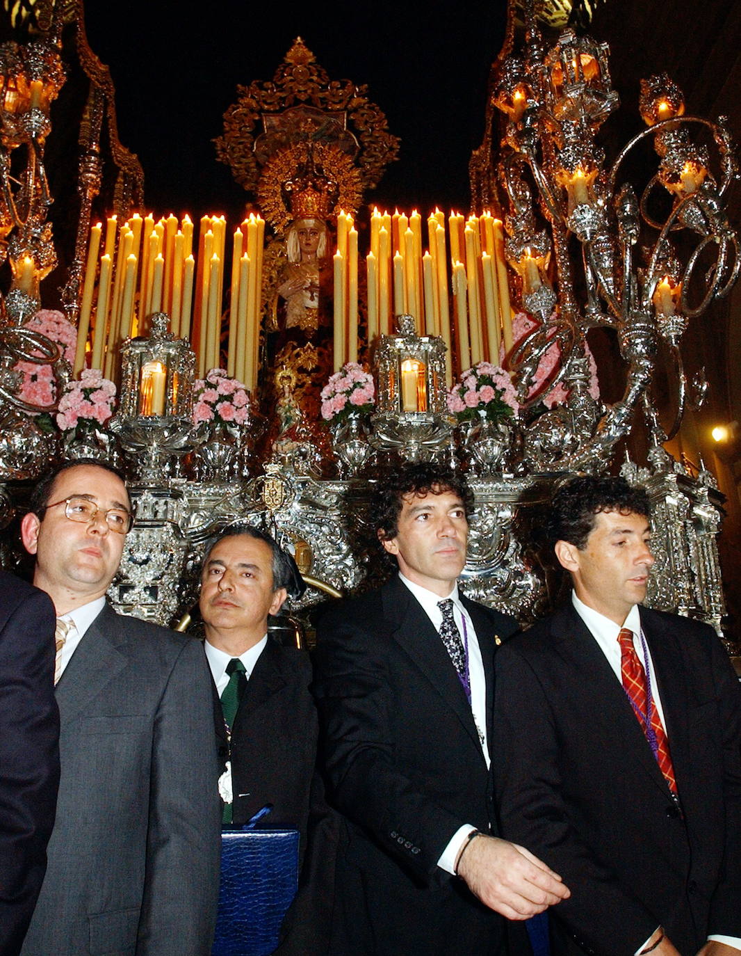 La Dolorosa de Lágrimas y Favores estrenó su actual trono en 2004. El actor malagueño Antonio Banderas, hermano de las Cofradías Fusionadas, fue reconocido por la corporación por su colaboración para que la obra se hiciera realidad.