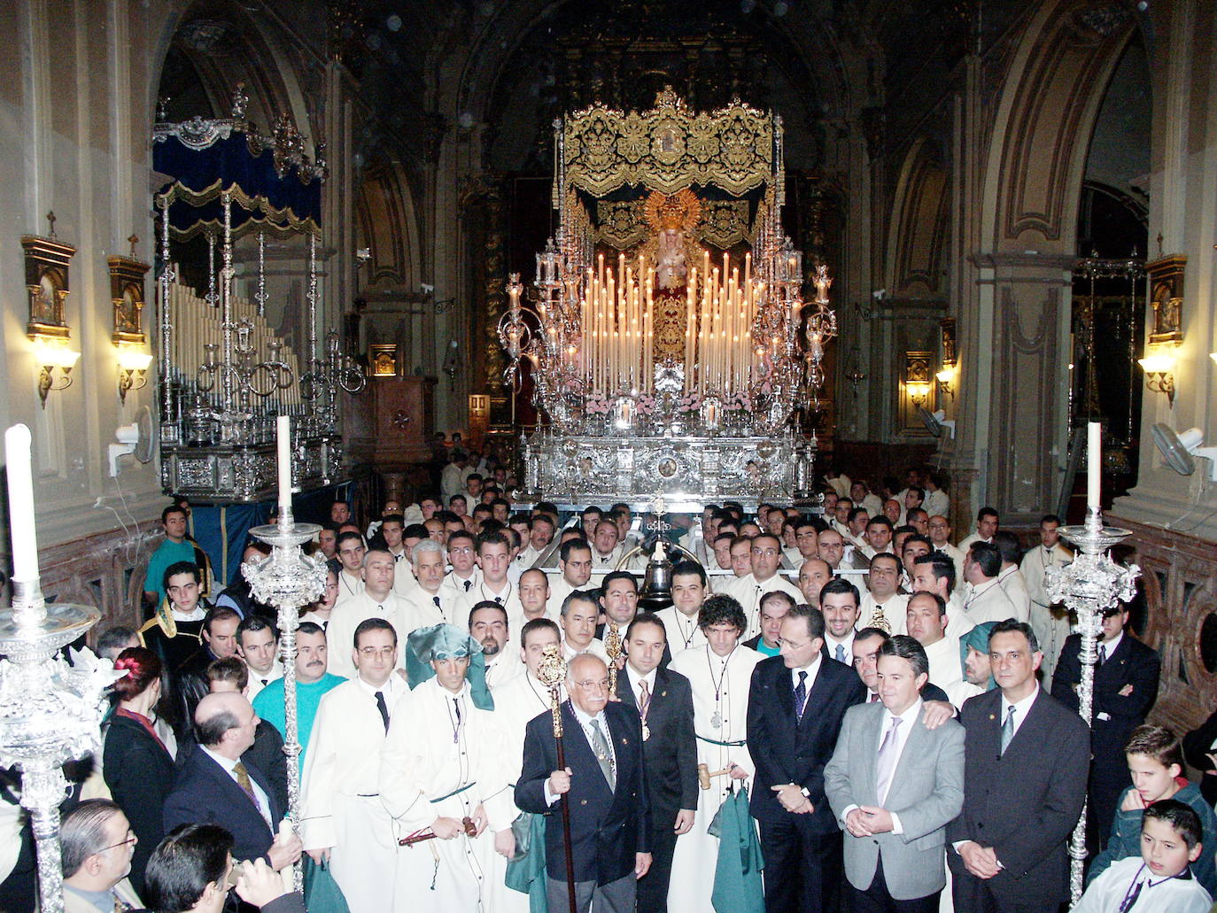 Fotografía histórica del Domingo de Ramos de 2004. Hermanos fusionados de la sección de Lágrimas y Favores y hombres de trono antes de la primera salida de la Virgen en su trono procesional. El actor Antonio Banderas, con martillo en la mano, se encuentra junto al alcalde de Málaga, Francisco de la Torre.