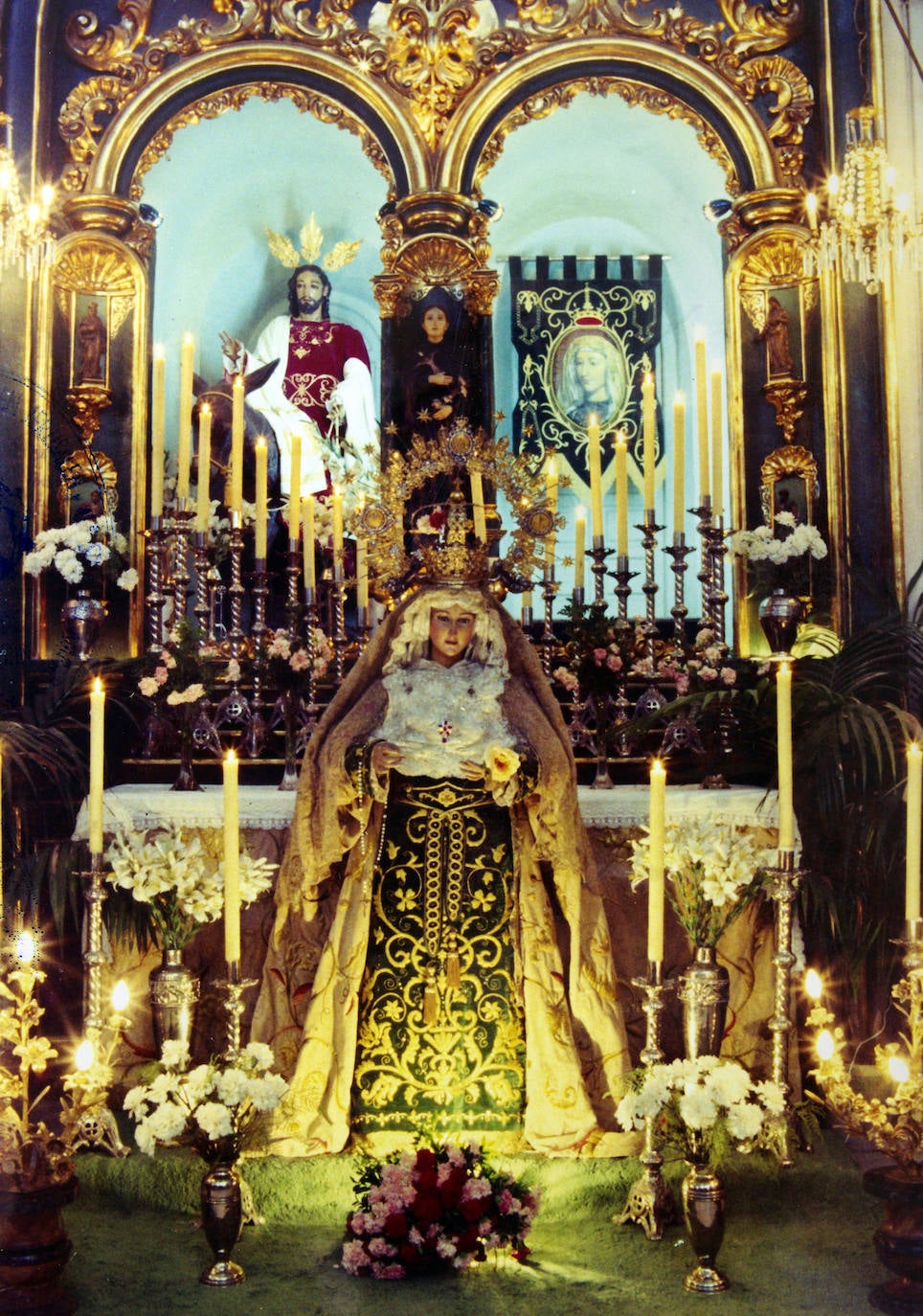 La restauración efectuada en el templo de San Felipe Neri en 2011 eliminó este retablo, de escasa calidad artística, que ocuparon los titulares de la Pollinica durante su estancia en esta iglesia. En este altar de cultos de finales de los años sesenta del siglo XX se observa la imagen de la Virgen en el suelo, sobre una alfombra verde e iluminada por un foco colocado tras un centro de claveles. En el camarín se colocó el estandarte de la imagen mariana y existe una escultura de Santa Gema Galgani en la hornacina situada en la columna que divide los dos camarines. Esta capilla fue ocupada, y todavía lo es, pero con una nueva decoración, por la Hermandad de la Santa Cruz.