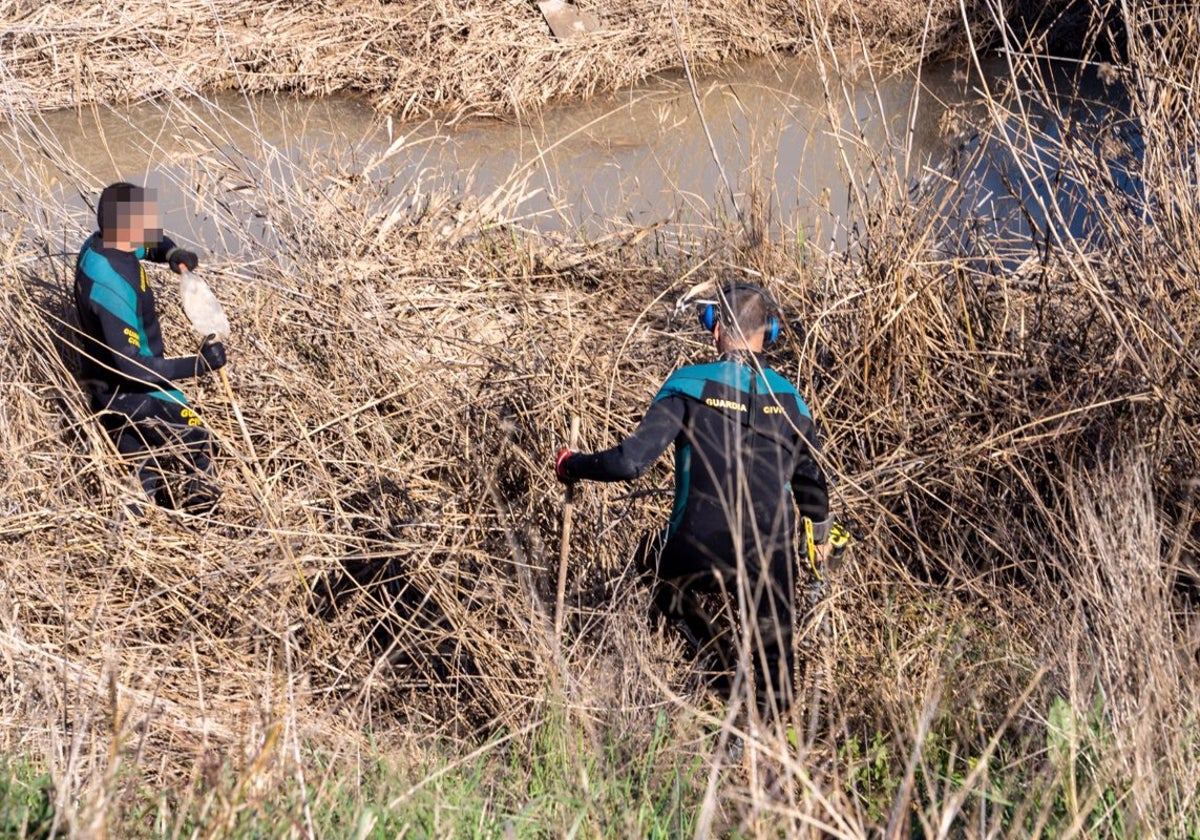 Agentes de la Guardia Civil siguen rastreando el río Blanco en busca del arma homicida.