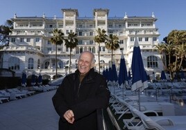 El arquitecto José Seguí frente al Gran Hotel Miramar, del que dirigió su rehabilitación.