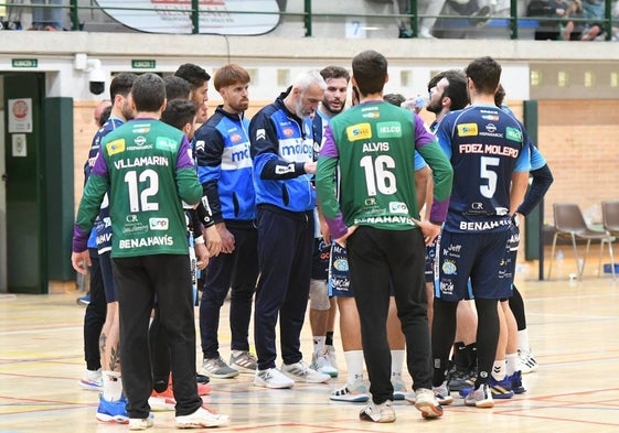Quino Soler se dirige a los jugadores del Trops Málaga en un tiempo muerto.