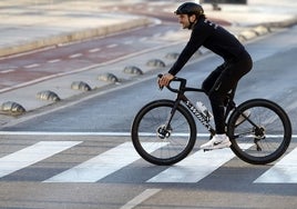 Alberto González, con su nueva bicicleta de competición en un paso de cebra de la avenida Santa Rosa de Lima.