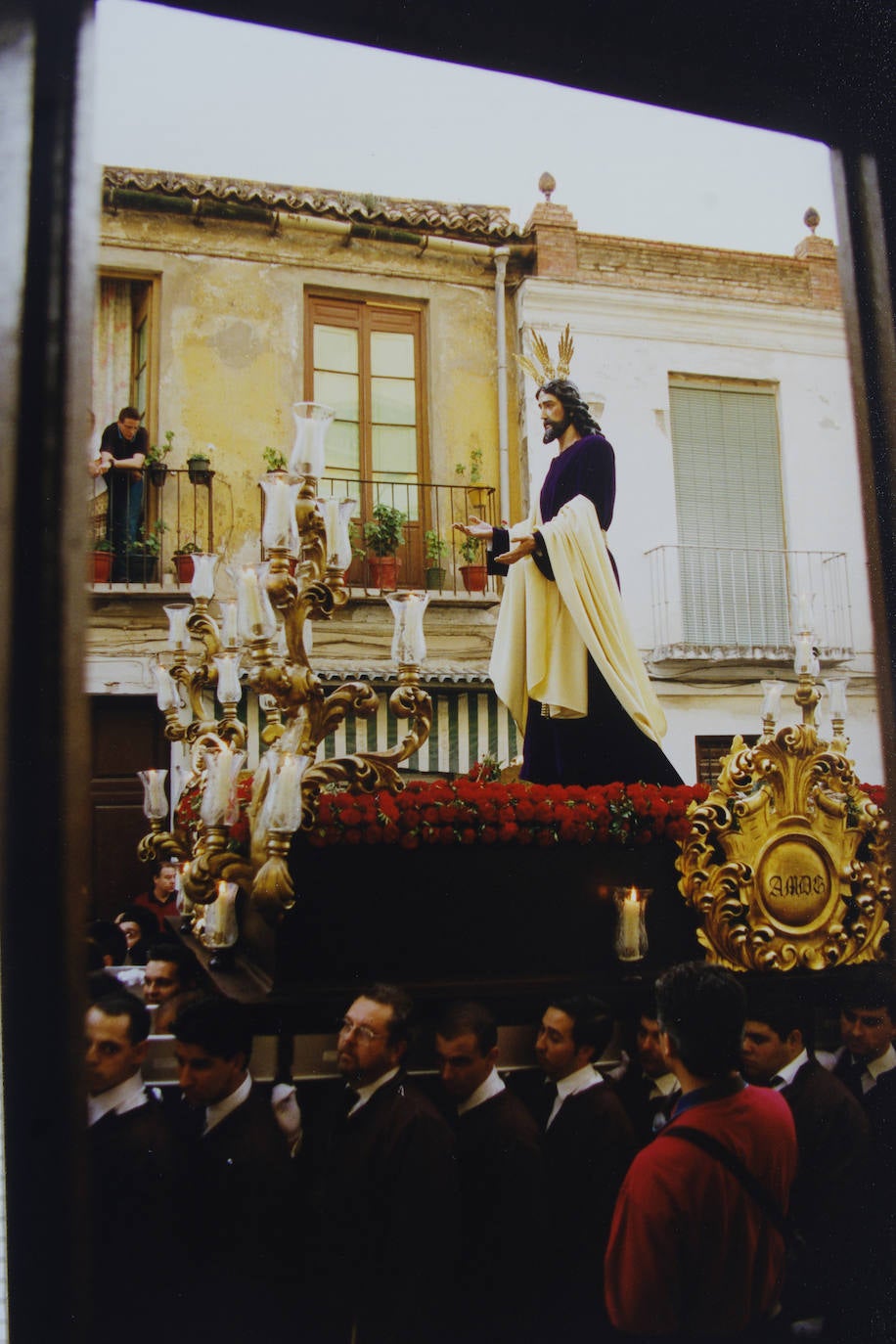 Procesionalmente, la imagen de Jesús de la Soledad que tallara José Dueñas Rosales tuvo un recorrido breve. Y es que su puesta en escena en la calle tan solo duró dos años. En concreto, salió el Sábado de Pasión de 1998 1999. El sencillo trono donde figuró la efigie mostraba cartelas y cuatro arbotantes pertenecientes a las andas del Sagrado Corazón de Jesús.