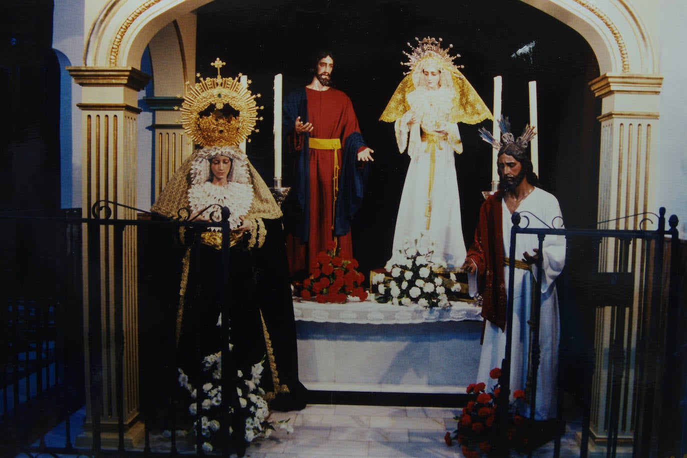 Debido a la restauración que se venía acometiendo en 1995 en el retablo de la Cofradía del Prendimiento, en la parroquia de la Divina Pastora de las Almas y Santa Teresa de Jesús, sus titulares compartieron espacio por un tiempo con las antiguas imágenes de Jesús de la Soledad y la Virgen del Dulce Nombre en la que fue la primera capilla de esta hermandad.