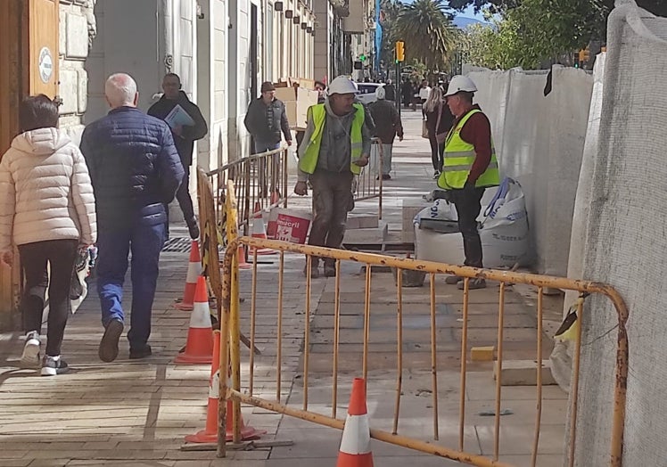 Obreros ensolan el lugar donde estuvo el casetón de electricidad frente a la Casa del Guardia.