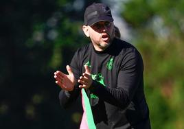 José Alberto López, entrenador del Racing, durante un entrenamiento.