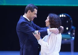 Juanma Moreno entrega la Medalla Clavero Arévalo a Pilar Távora.