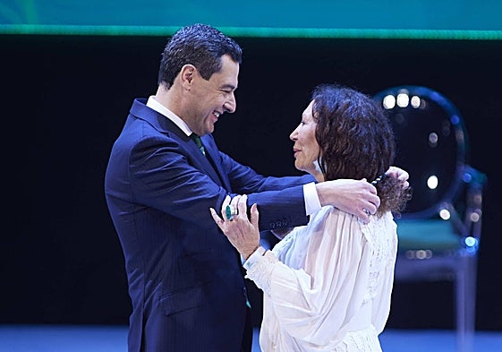 Juanma Moreno entrega la Medalla Clavero Arévalo a Pilar Távora.