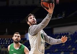 Brizuela penetra a canasta ante la mirada de Kravish y Thomas.