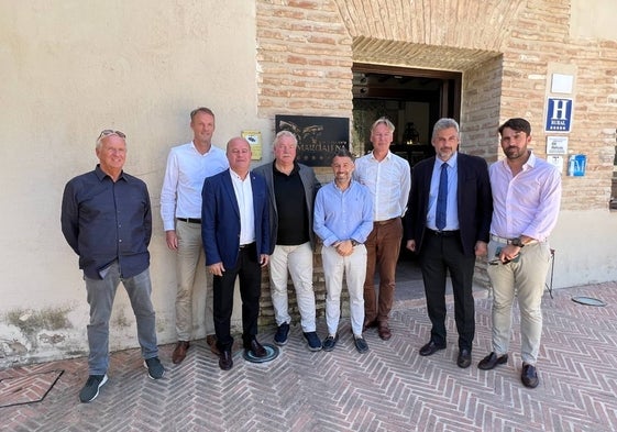John Pel, Adrián (financiero de Frans van Seumeren), Manuel Barón (alcalde de Antequera), Van Seumeren, Juan Rosas, Jeron (asesor de los inversores del Antequera), Ángel González y Edu Espada, en Antequera.