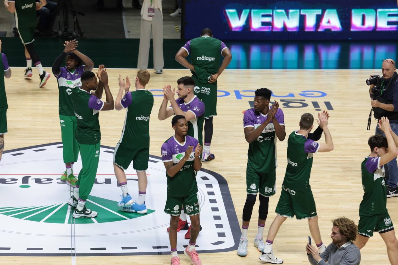 La previa del Unicaja-Girona estuvo marcada por la emoción: hubo fotos con la Copa, documental en el videomarcador e izado de la bandera con el nuevo título del club malagueño