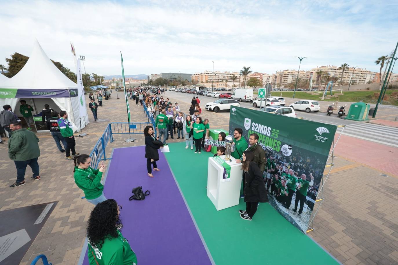 La previa del Unicaja-Girona estuvo marcada por la emoción: hubo fotos con la Copa, documental en el videomarcador e izado de la bandera con el nuevo título del club malagueño