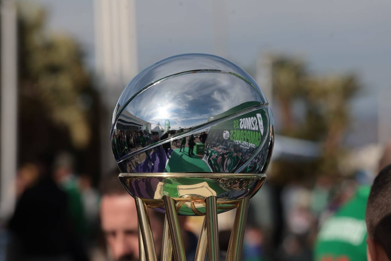 La previa del Unicaja-Girona estuvo marcada por la emoción: hubo fotos con la Copa, documental en el videomarcador e izado de la bandera con el nuevo título del club malagueño