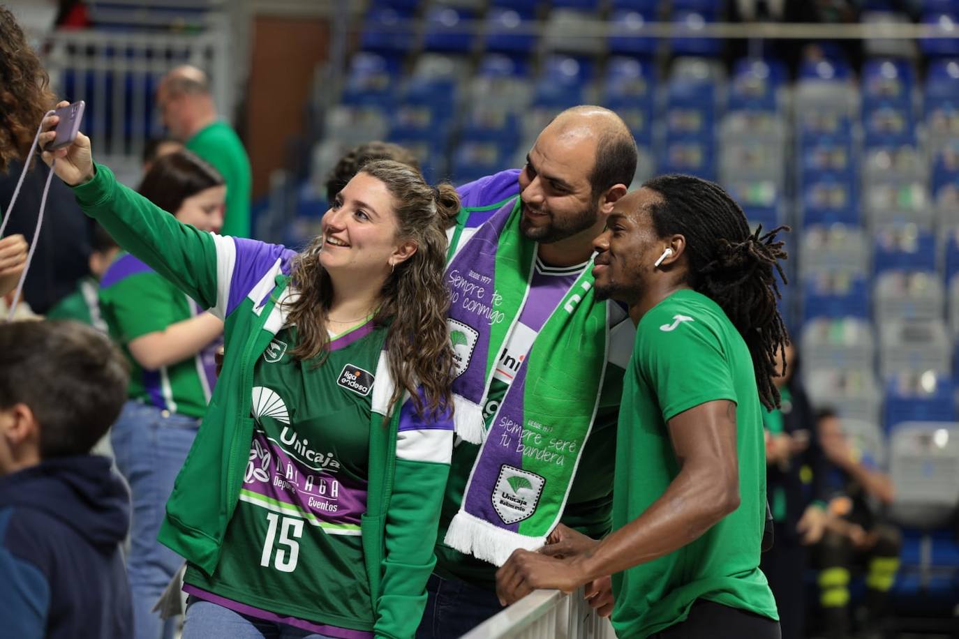 La previa del Unicaja-Girona estuvo marcada por la emoción: hubo fotos con la Copa, documental en el videomarcador e izado de la bandera con el nuevo título del club malagueño