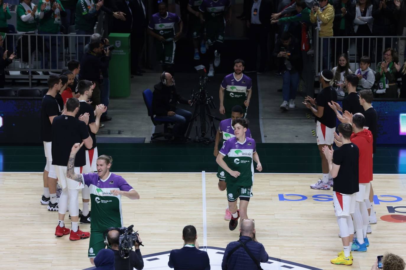 La previa del Unicaja-Girona estuvo marcada por la emoción: hubo fotos con la Copa, documental en el videomarcador e izado de la bandera con el nuevo título del club malagueño