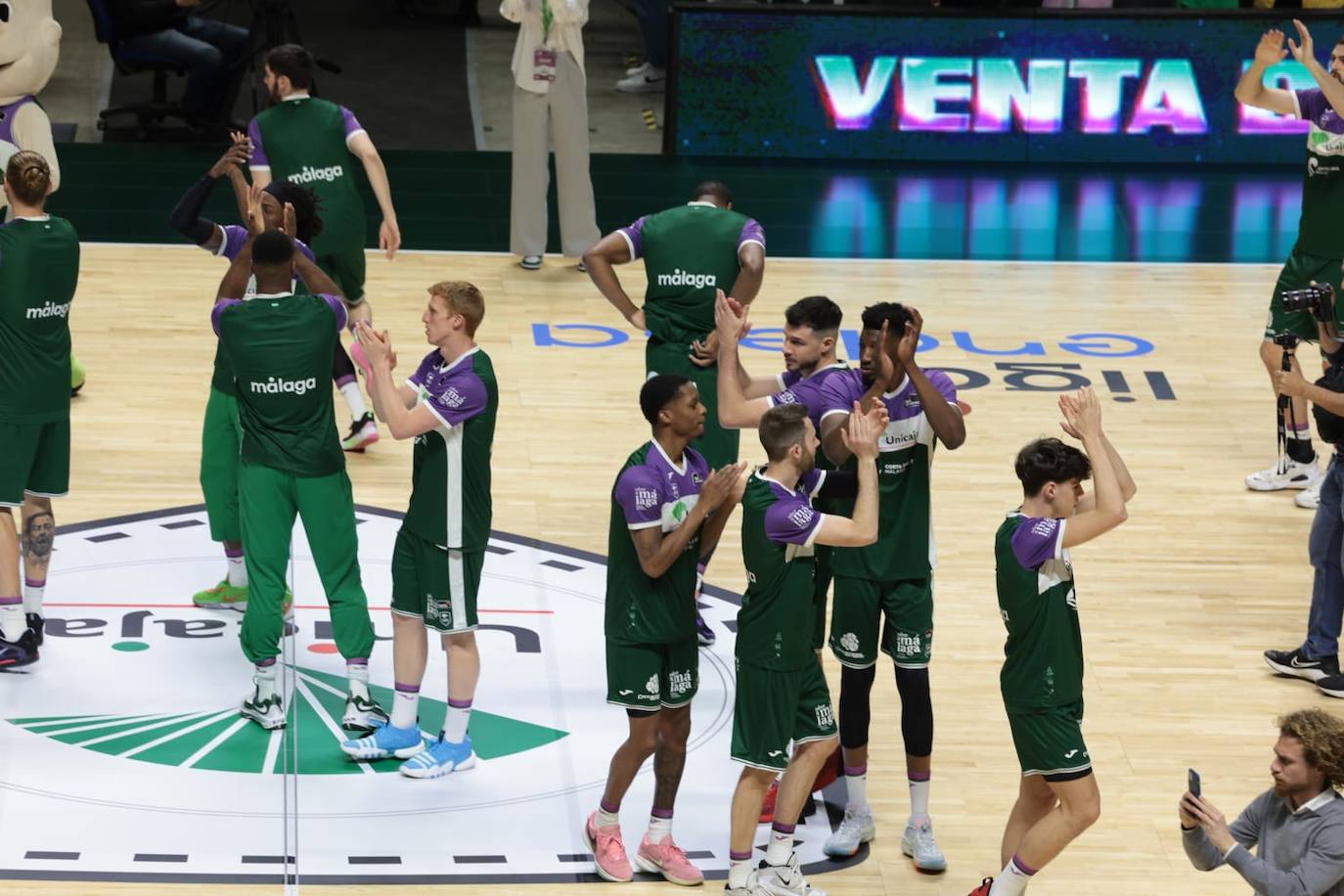 La previa del Unicaja-Girona estuvo marcada por la emoción: hubo fotos con la Copa, documental en el videomarcador e izado de la bandera con el nuevo título del club malagueño