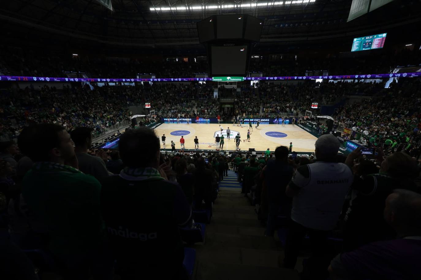 La previa del Unicaja-Girona estuvo marcada por la emoción: hubo fotos con la Copa, documental en el videomarcador e izado de la bandera con el nuevo título del club malagueño
